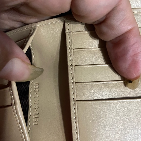 Authentic Gucci med size wallet - Picture 2 of 3